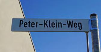 Der Straßenname Peter-Klein-Weg ist zurückzuführen auf den Opernsänger Peter Klein, der 1907 in Zündorf geboren und international an der Wiener Staatsoper bekannt wurde.
