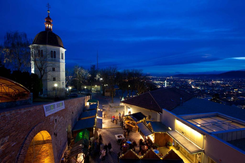 Weihnachtsmarkt beim Glockenturm. Links vorne der Eingang in die Kasematten, Veranstaltungsort für verschiedenste Anlässe.