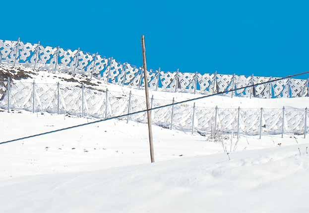(kp) Zauber von Natur und Technik auf Alp Grüm Auf Alp Grüm schützen Stahlnetze gegen Schneeverwehungen und schützen auch vor Schneebrettern.