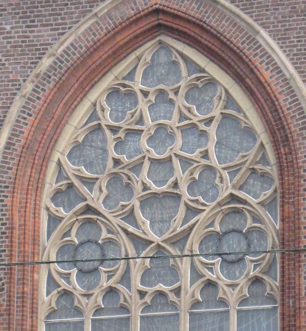 Vorbemerkungen Die Konstruktion von Kirchenfenstern beruht auf geometrischen Gesetzmäßigkeiten.