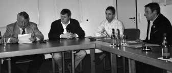 Bei der Gesprächsrunde Bild oben: v.l.n.r.: Heinz Lettermann, Martin Bültmann, Markus Bertels, Dieter Flügge Bild unten v.l.n.r.: Markus Bertels, Dieter Flügge, Landrat Leikop.