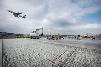 Ausgabe 1 2018 23 Flughafen Zürich Abb. 1: Mit einer Spezialbewehrung der Betonplatten aus glasfaserverstärktem Kunststoff wird die störungsfreie Kommunikation des Sicherheitssystems gewährleistet.