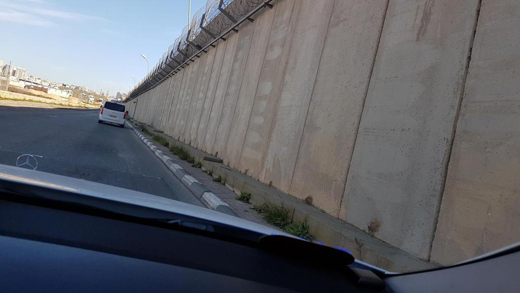 Diese hohe Mauer mit Nato -Draht mitten drin trennt Jerusalem und Ramallah. Insgesamt war der Einsatz sowohl in Gaza als auch in Hebron erfolgreich.