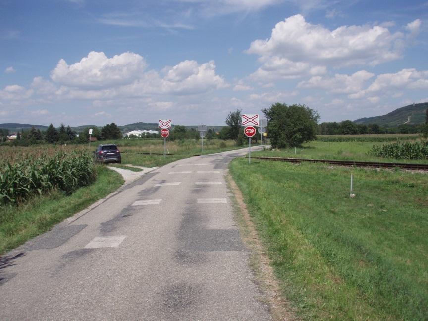 Dabei wurde festgestellt: In Fahrtrichtung des Radfahrers ist 150 m vor der EK das Gefahrenzeichen BAHN- ÜBERGANG OHNE SCHRANKEN