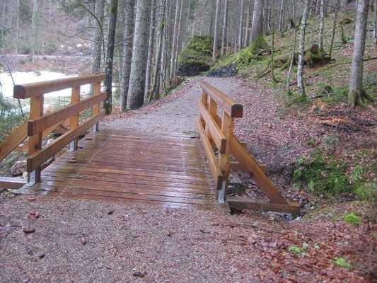 Brücke. Angaben zum Wegeabschnitt: Startpunkt: Parkplatz am Suttensee Breitengrad Startpunkt: 47.649226 Längengrad Startpunkt: 11.838317 Endpunkt: Parkplatz am Suttensee Breitengrad Endpunkt: 47.