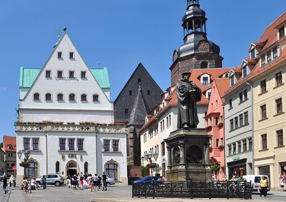 Die beiden Turmpaare der Marktkirche "Unser Lieben Frauen" sind das unverwechselbare Wahrzeichen der Stadt Halle. Hier hat Martin Luther dreimal gepredigt.