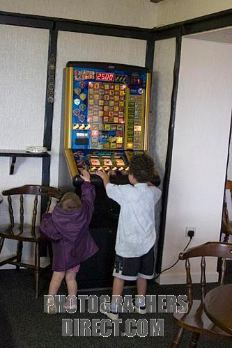 Mögliche Einstiegsszenarien Automatenspiel Eltern parken ihre Kinder in der Eckkneipe vor dem Geldspielautomaten, um ihre Ruhe zu haben Jugendliche