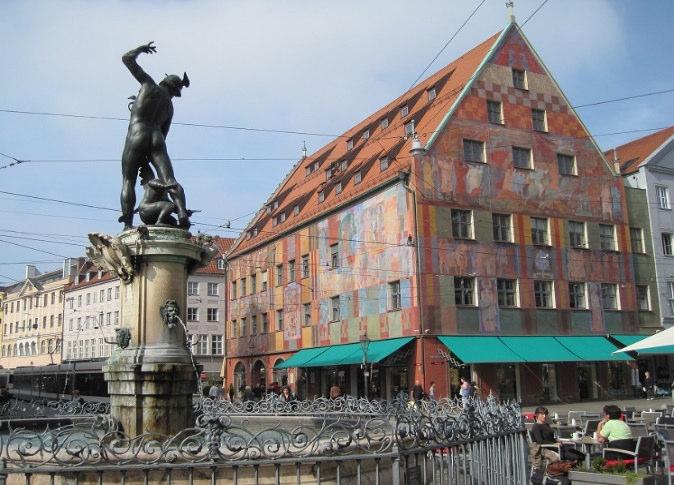 Vergangene Blüte und regsame Gegenwart vereinen sich in wenigen deutschen Grossstädten zu einer derart architektonischen Harmonie wie in Augsburg.