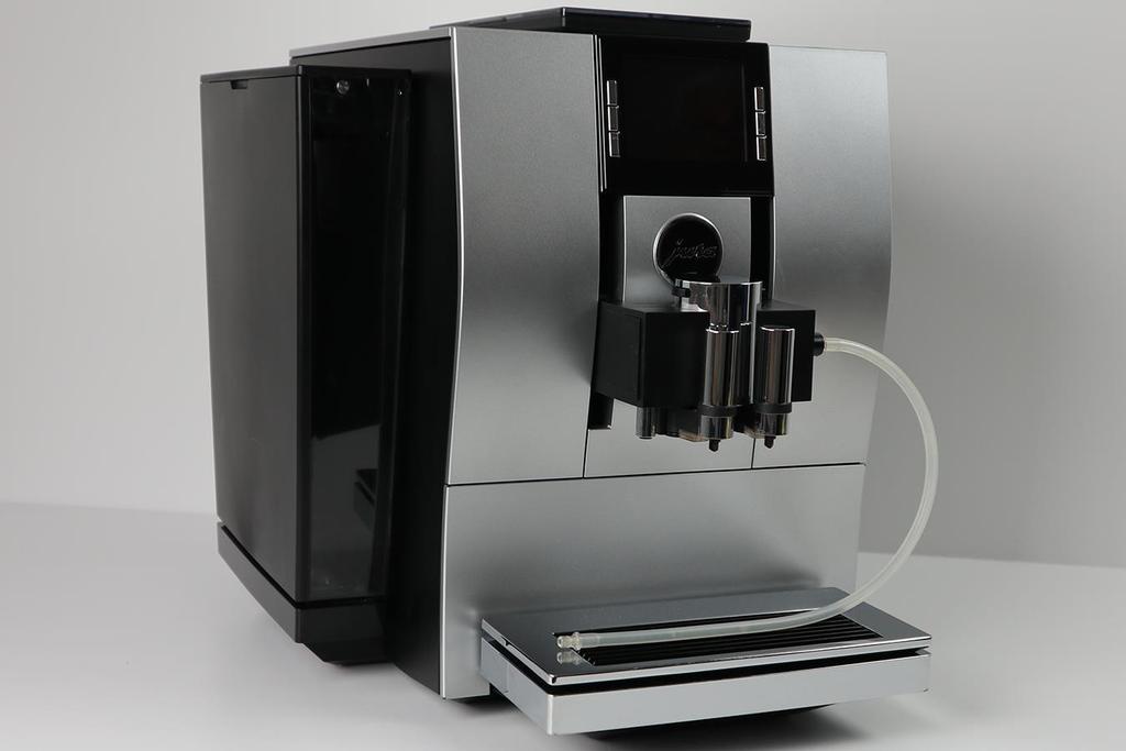 In dieser Anleitung wird gezeigt wie man bei Jura Z6 und Z8 Kaffeevollautomaten das Gehäuse öffnet und zerlegt.