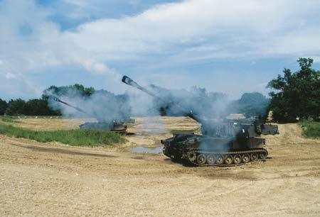 Artillerie Feuerunterstützung über grosse Entfernung Die Artillerie ist die wichtigste Unterstützungswaffe der Panzertruppen und der Infanterie.