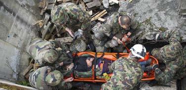 Rettungstruppen Retter in allen Lagen Mit ihren spezialisierten Verbänden sind die Rettungstruppen die Hauptträger der militärischen Katastrophenhilfe.