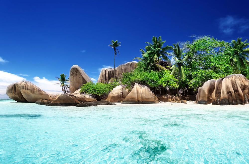 Tag 10 Praslin und La Digue. Rund 115 Inseln und Inselchen gehören zum Archipel der Seychellen, wobei viele davon unbewohnt sind oder sich teilweise sogar in Privatbesitz befinden.