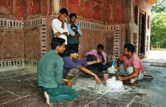 Training in traditional and in modern professions: chiseling at Taj Mahal, India... Ausbildung in traditionellen und moderen Berufen: Steinmetzerei am Taj Mahal, Indien..... and software training.