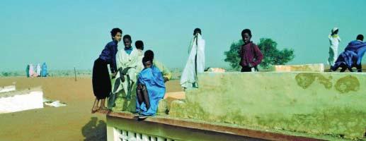 Rooftops have become a playground for many children in the Sahel, as advancing deserts sweep over existing settlements Hausdächer werden in der Sahelzone zum Spielplatz, wenn Siedlungen von