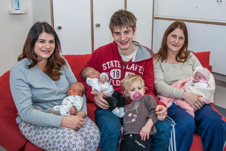 Am Schalttag 2016, dem 29. Februar, kamen im Kantonsspital vier gesunde Babys zur Welt. Eines war ein bisschen kamerascheu. Spontan stellte sich deshalb ein älteres Geschwister zur Verfügung.