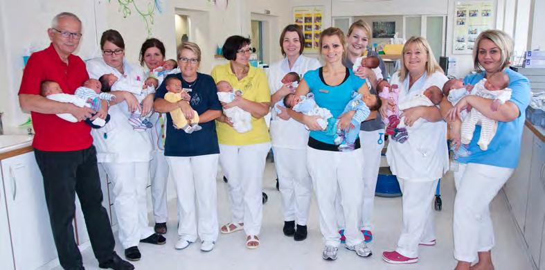 der Wochenbettabteilung Im Juli 2013 kamen innert acht Tagen fünfmal Zwillinge auf die Welt! Gemeinsam meisterten wir das! Sie werden rund um die Uhr von gut ausgebildeten Pflegefachfrauen betreut.