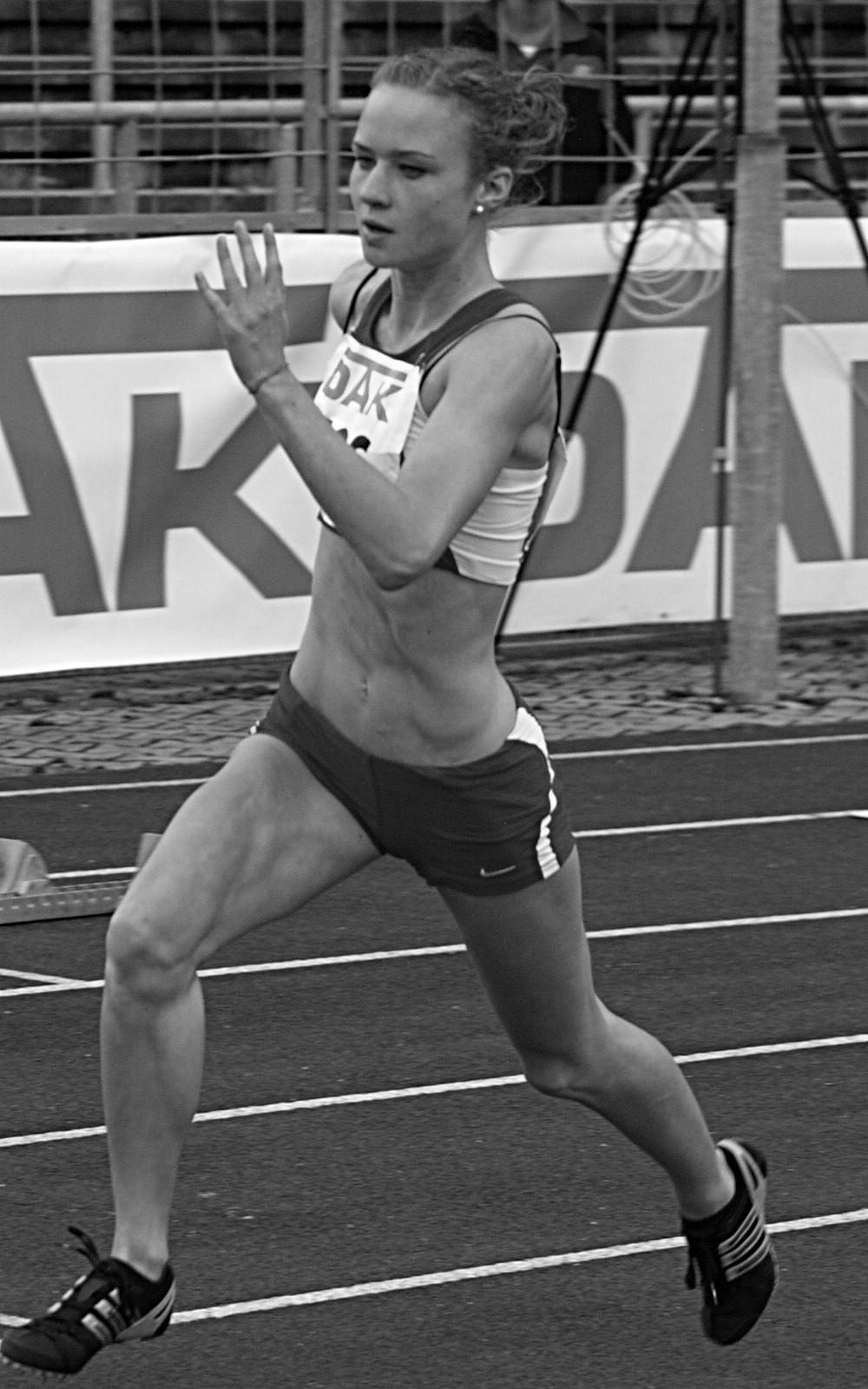 4 Lena Menzel - TSG Siebte der U20-Weltmeisterschaften mit der 4x400m-Staffel Eine sportliche Berg- und Talfahrt endete für Lena Menzel im Jahr 2010 mit ihrem bisher größten Erfolg: Platz sieben mit