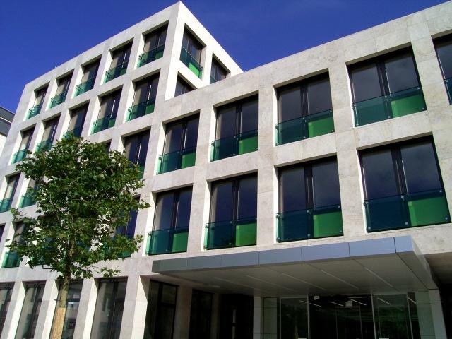 mit Luft Neues Büro- und Verwaltungsgebäude der Basler Versicherungen Am Standort Bad Homburg ist im September 2007 das neue Büround Verwaltungsgebäude der Basler Versicherungen eingeweiht worden.