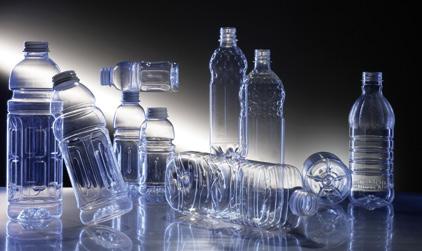 Getränkeverpackungen aus den Jahren 2000 bis 2010 ausgewertet. Aus Sicht des IFEU sind die PET-Mehrwegflaschen der Genossen schaft deutscher Brunnen die ökologisch günstige Getränkeverpackung.