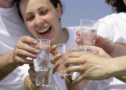 Roman Sigaev/fotolia.com 6. Für jeden das passende Wasser Als kalorienfreier Durstlöscher ist Wasser das Getränk erster Wahl.