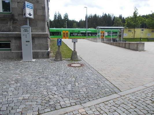 Weg außen von Parkplatz zu Eingang Tschechische Seite über Gleisseite Weiterführender