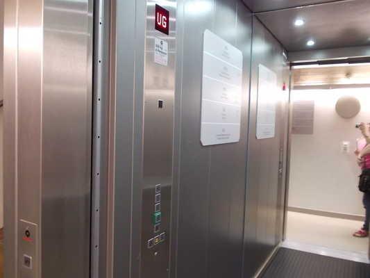 Aufzug von UG zwischen den Geschoßen zu Dachgeschoß Treppenhaus mit Aufzug links