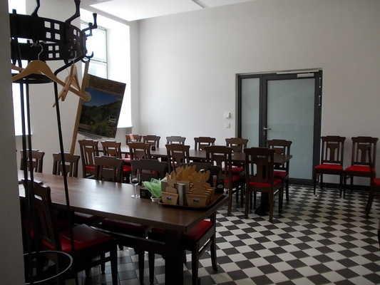Restaurant und Museums-Café, EG Restaurant und Museums Café Nebenraum mit weiteren Sitzplätzen Speisekarte Die Speisen werden sichtbar präsentiert.