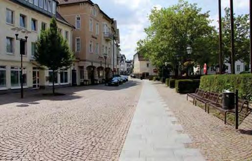 Straße/ Klosterplatz/ Rathausvorplatz (kein gesamtheitlicher Raumeindruck), monotone Achse