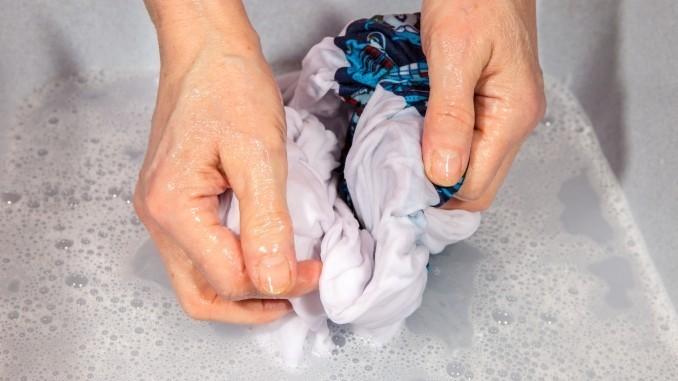 Waschen & Bügeln Bügelfreie T-Shirts oder Hemden von Hand waschen 03.06.2018 Nicht immer muss man verschwitzte Hemden oder T-Shirts in der Maschine waschen.