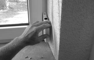 8. GURTWICKLER MONTIEREN: Schrauben Sie den Gurtwickler an den Fensterstock an.