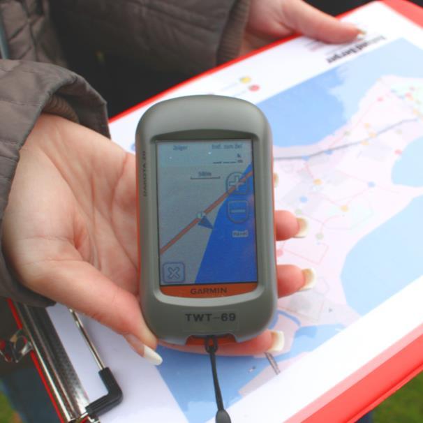 Ausgerüstet mit Roadbooks, GPS Geräten und Karte, lösen Sie knifflige Rätsel, meistern spannende Teamaufgaben und treten