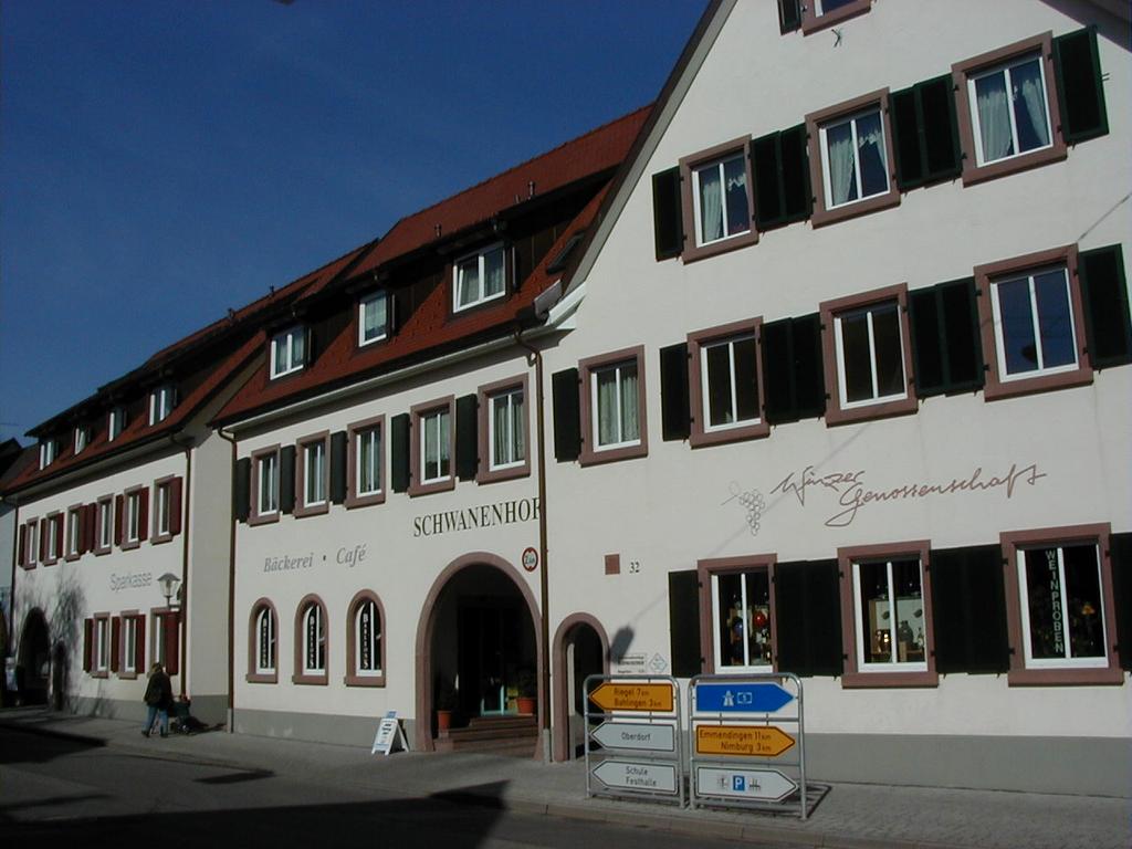 Schwanenhof in Eichstetten Zentrum für soziale Hilfe und Begegnung Mehrgenerationenhaus Einweihung 1998 16 barrierefreie betreute Wohnungen 2 Wohnungen für