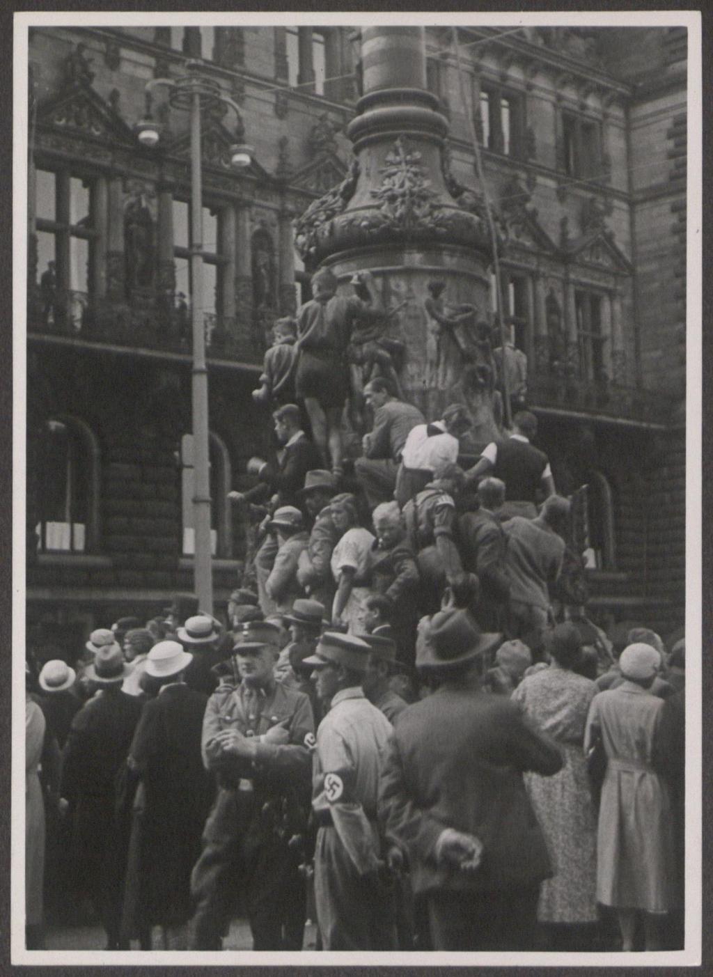 1. Zuschauer warten auf dem Rathausmarkt auf Hitlers Auftritt.