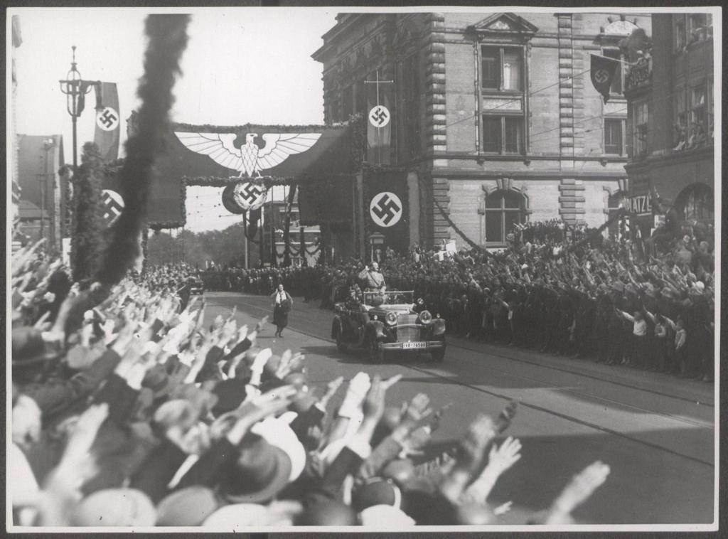 2. Hitler wird auf der Mönkebergstraße umjubelt, ein BDM-Mitglied läuft dem
