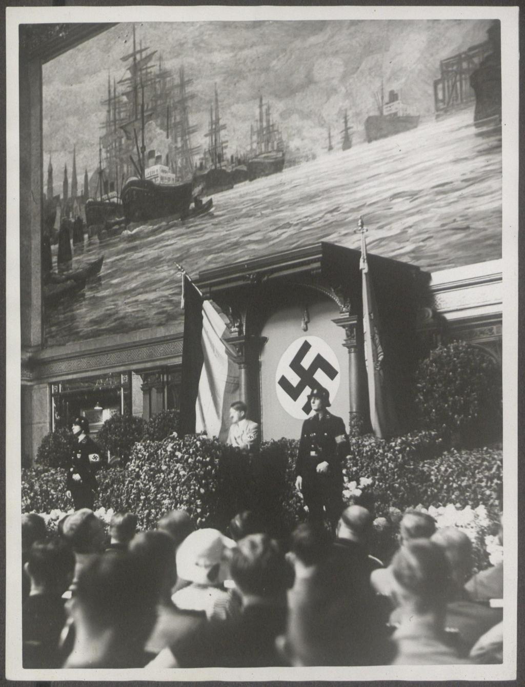 4. Hitler redet im großen Saal des Rathauses.