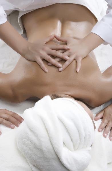 Hot Stone Massage ganzkörpermassagen Bei der Hot-Stone Massage mit etwa 50 C heißen geölten Basaltsteinen wird die wohltuende Wärme schnell in die Muskulatur geleitet.