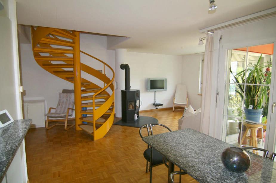 Wohnen wie im Reiheneinfamilienhaus An zentraler Lage in Embrach verkaufen wir eine grosszügige 4 ½-Zimmer-Maisonette- Wohnung mit ausgebautem Dachraum und einem gepflegten Ausbaustandard.
