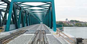 Übergang auf eine Brücke Übergänge: Die instandhaltungsintensiven Bereiche von Schienenwegen Beim Wechsel von unterschiedlichen Oberbaukonstruktionen kommt es aufgrund von Steifigkeitssprüngen zu