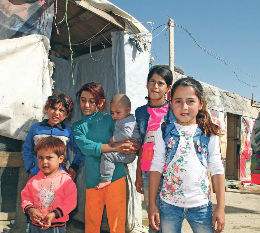 II Zukunft? Ungewiss! Überleben. Hinter dem Berg ist Krieg. Von dort ist Khaled Hwouch mit seiner Familie geflohen. Seit drei Jahren lebt er im Lager Taysir in der BeekaEbene im Libanon.