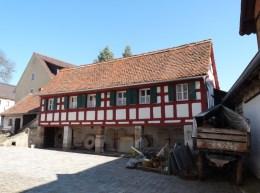 Solch ein äußerst seltenes Anwesen finden Sie in einem kleinen fränkischen Dorf nahe Heilsbronn.