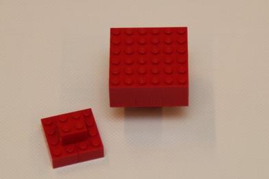 zwei 2x2 LEGO Steine, vier 2x4 LEGO
