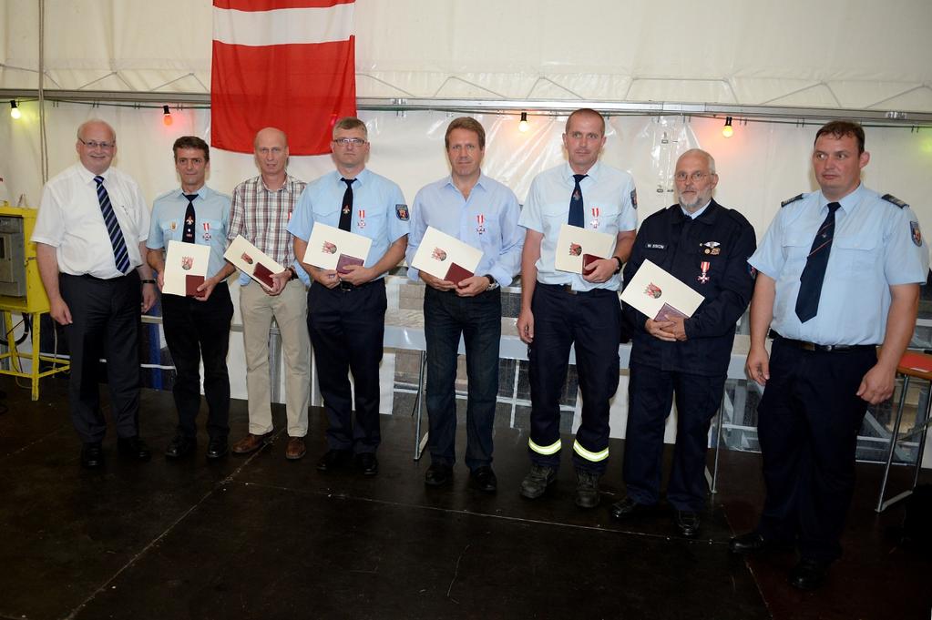 Für ihre besonderen Verdienste um das Feuerwehrwesen wurden verdiente Kameraden von Landrat Manfred Schnur und Bürgermeister Karl Heinz geehrt.