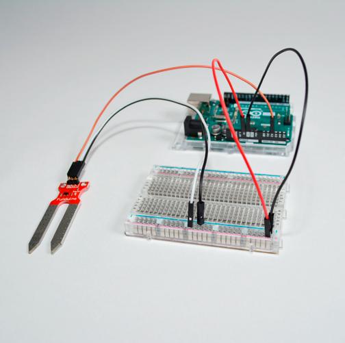 Den GND Pin am Arduino verbinden wir mit der blauen Leiste am Steckbrett. Die Kabelfarben sind nur Vorschläge. Die Funktion ist nicht abhängig von der Farbe.