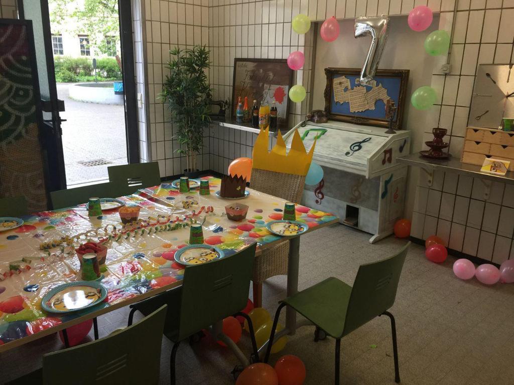 Gestaltung von Kindergeburtstagen Wir feiern mit Ihrem Kind und seinen Gästen den Geburtstag in der Kunstküche.