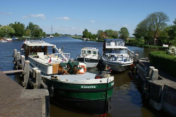 Für die Fahrt von Alkmaar nach Haarlem wählen wir die wenig befahrene Nauernasche Vaart. An deren Ende gelangt man durch eine kleine Schleuse in den Nordseekanal.