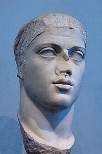 hatte sich als Soldat hochgearbeitet. Er hatte die Herrschaft also nicht geerbt. Maximinus war ein ziemlich harter Kerl.