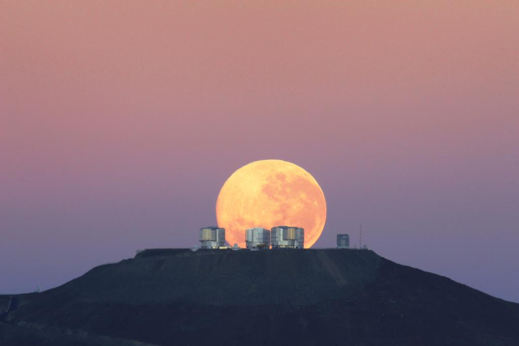 BILDMATERIAL Abb. 2 Untergang des Mondes hinter den VLT Teleskopen der Europäischen Südsternwarte auf Cerro Paranal in Chile.