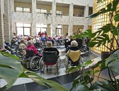 Am Nachmittag präsentierten wir allen im Pflegezentrum Gehrenholz und im Triemlipark eine musikalische Darbietung.