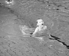 Bassinrand und spielt den Ball dem Kind im Wasser zu, das sich mit frei gewählten Beinbewegungen an Ort über Wasser hält und den Ball wieder zurückspielt. Rollenwechsel.