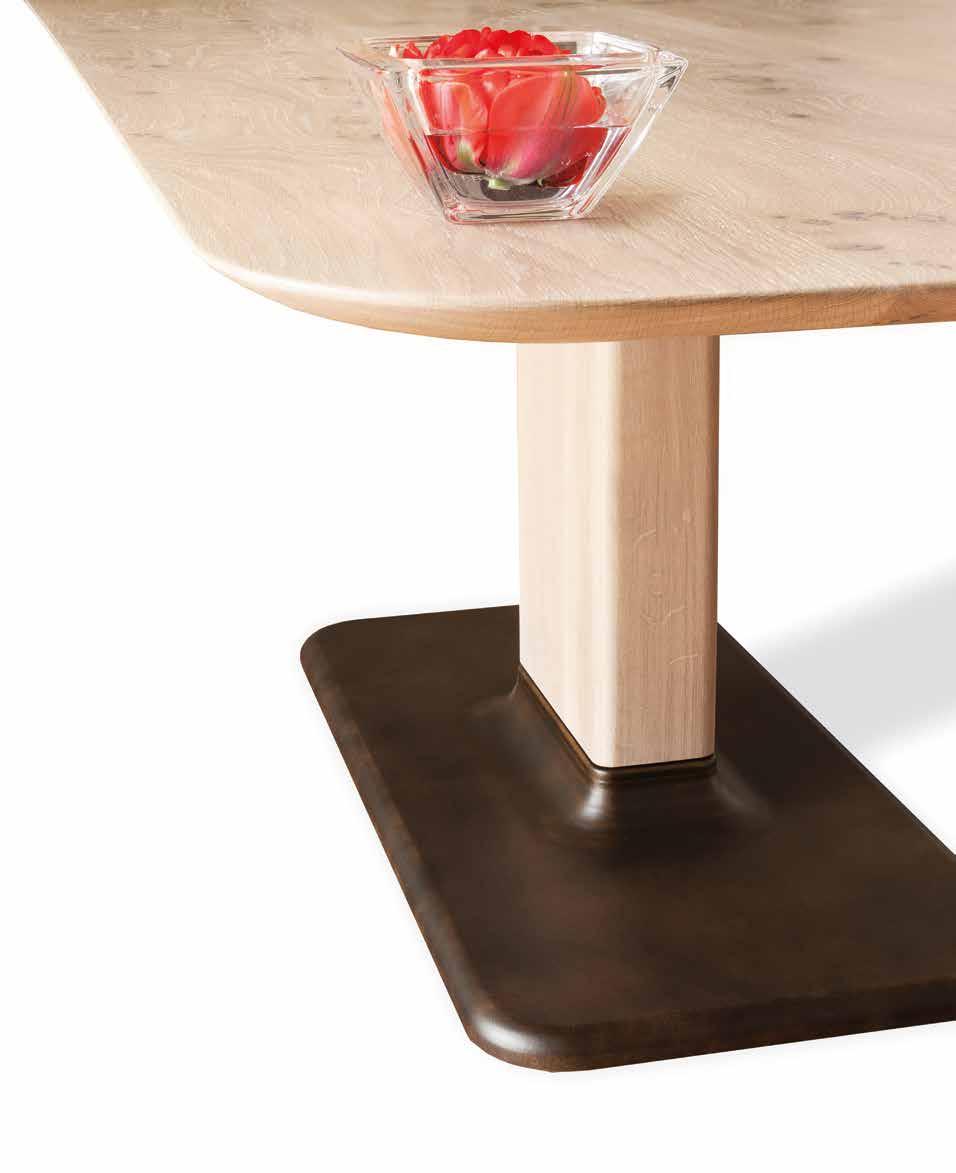 Die Tischplatte, hier aus hochwertigster Roseneiche, liegt auf der schlanken Holzsäule und